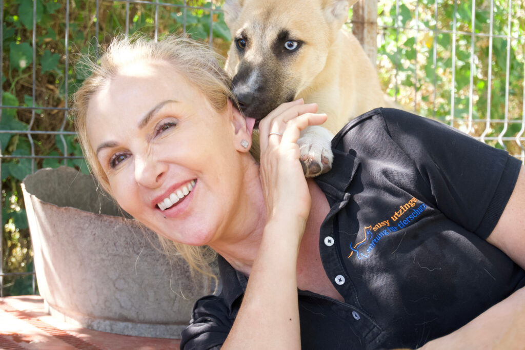 Susy Utzinger avec un jeune chien dans les bras