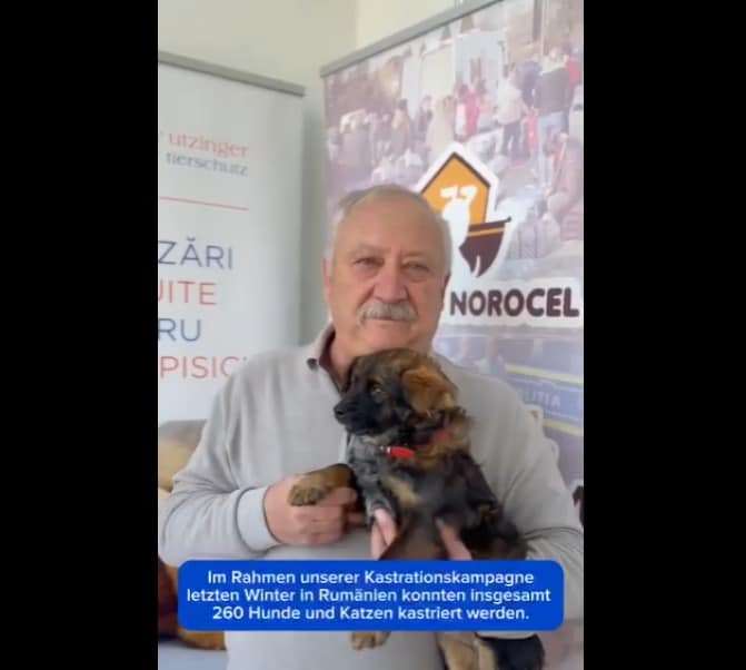 Hündin Sacosica in den Armen ihres glücklichen Besitzers.