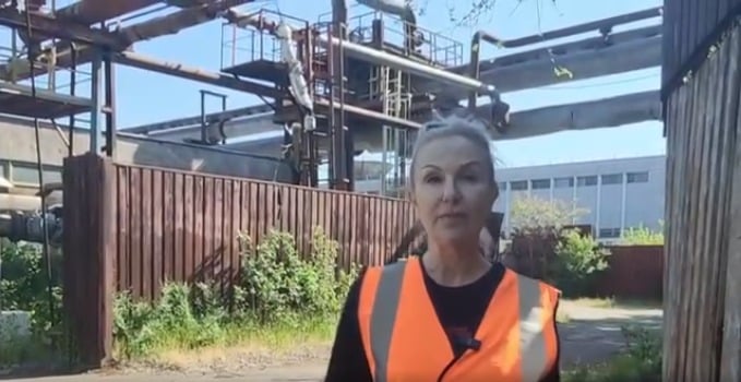 Susy Utzinger auf dem Gelände der ehemaligen Combinat-Fabrik.